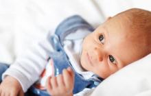 Как развивается малыш по месяцам до года – основные этапы